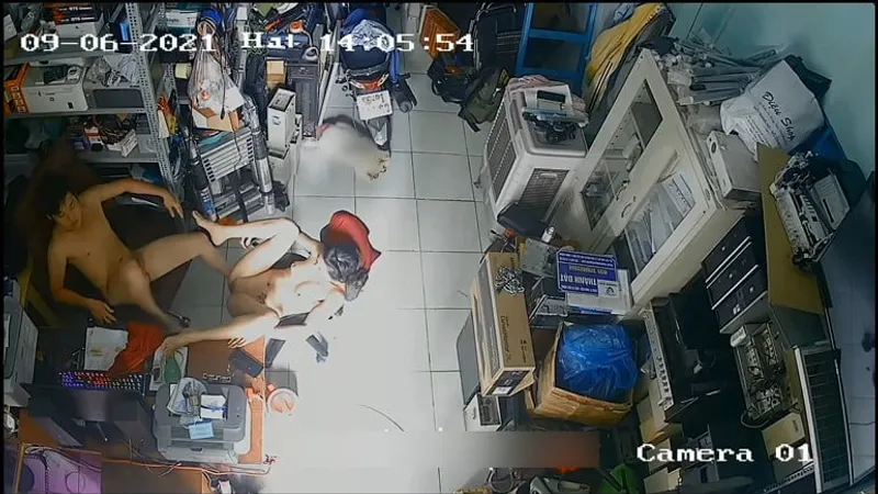 Bà xã gã chồng nắc nhau trong của hàng máy tính