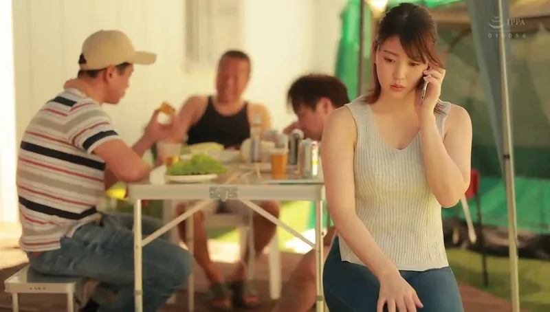 Anh xã khờ để vợ tham gia sự kiện cắm trại với mấy gã hàng xóm và cái kết