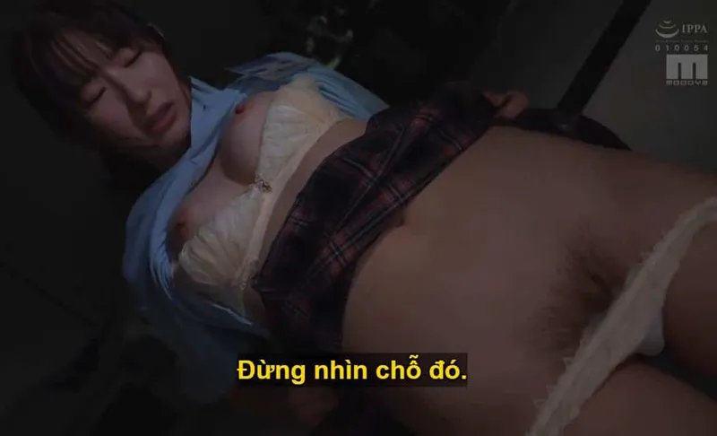 Người sếp trên lập mưu đụ con nhỏ nhân viên dưới kiêu kỳ lười nhác, suốt ngày chỉ chăm chăm chat chit cùng thằng bồ.